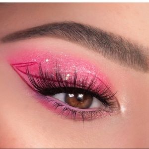 QUEENIE lashes Colourpop